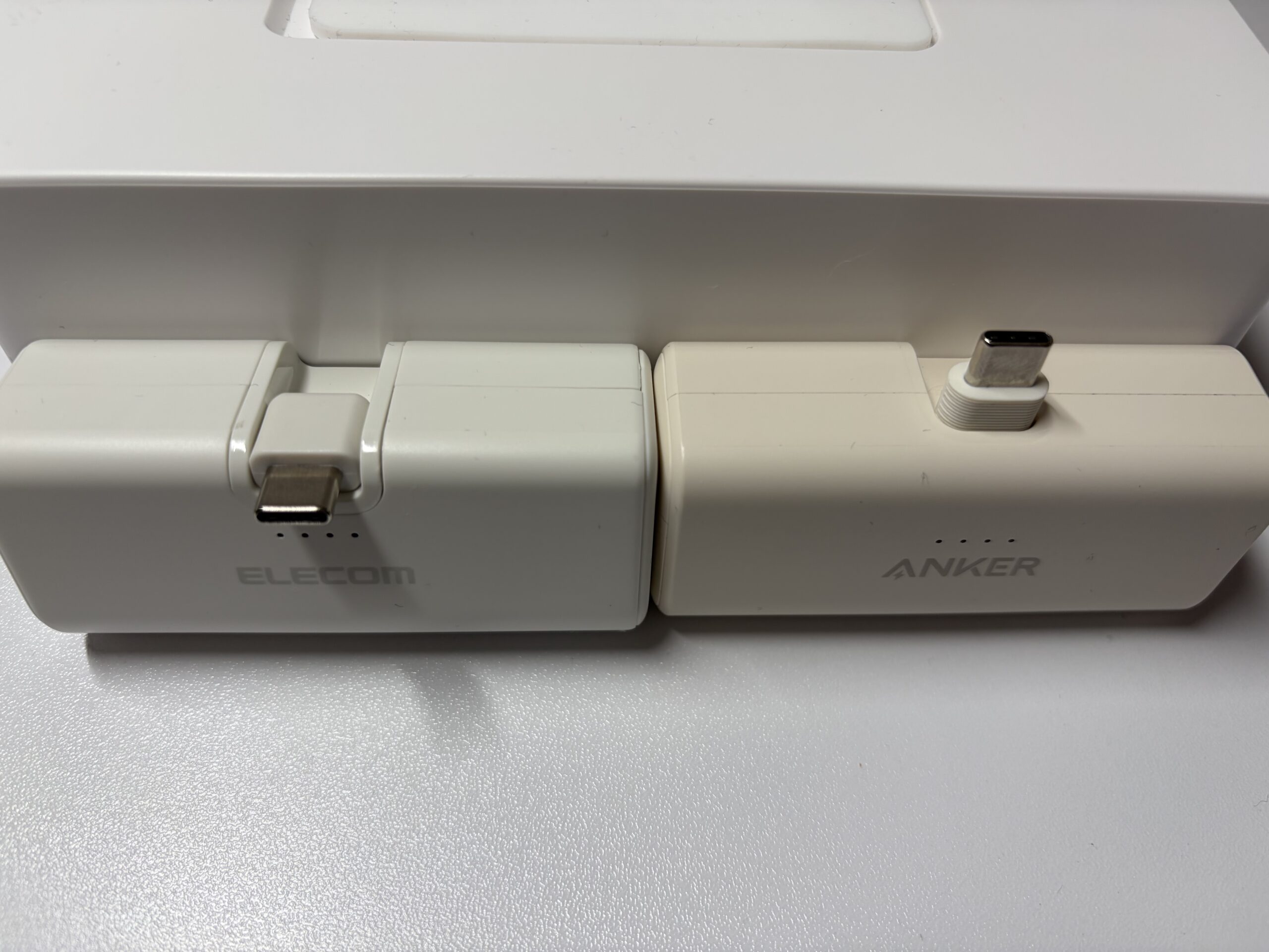 エレコム180度とAnker90度のコネクタ可動域比較