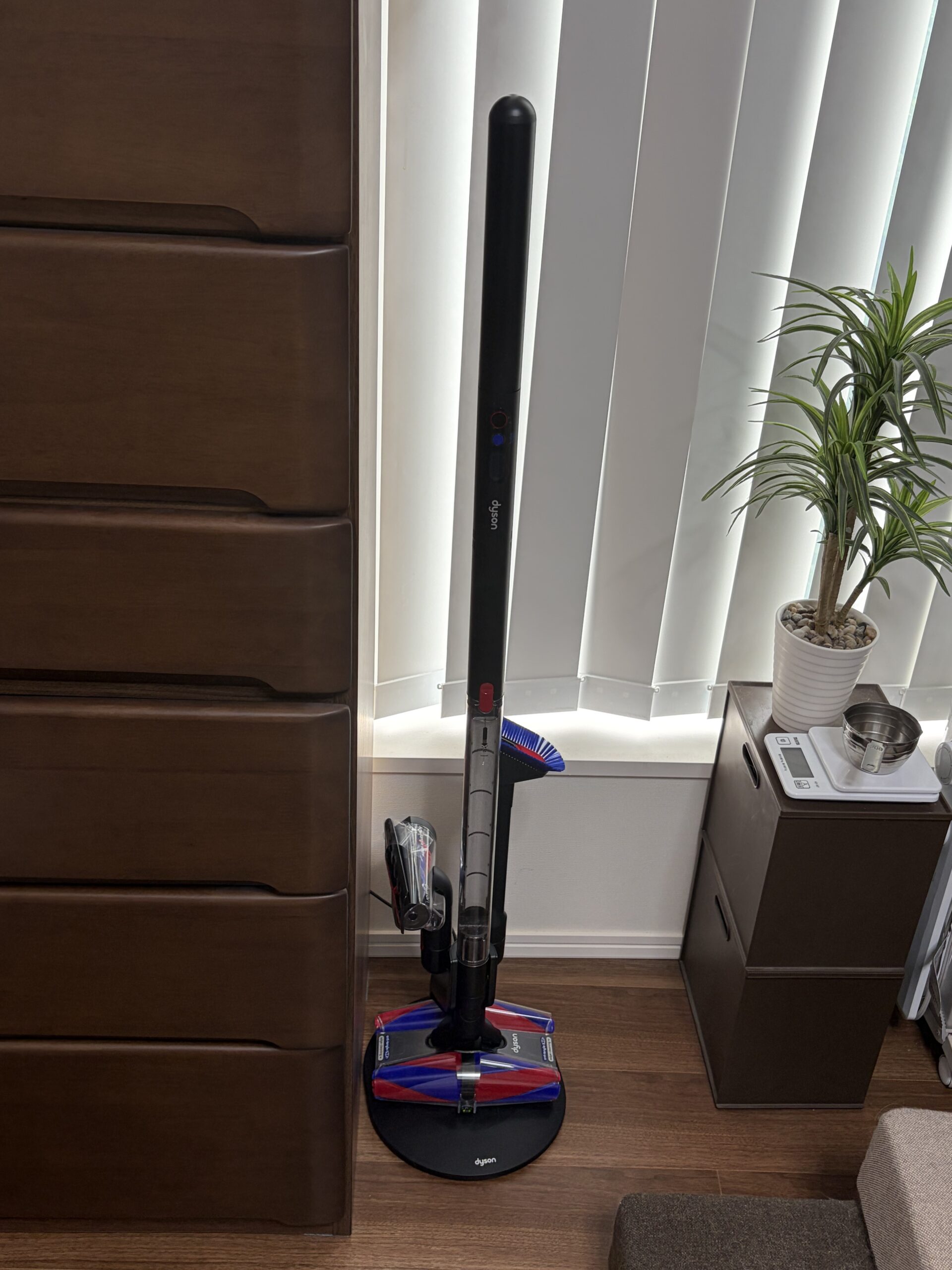 Dyson PencilVac 全長・充電スタンド