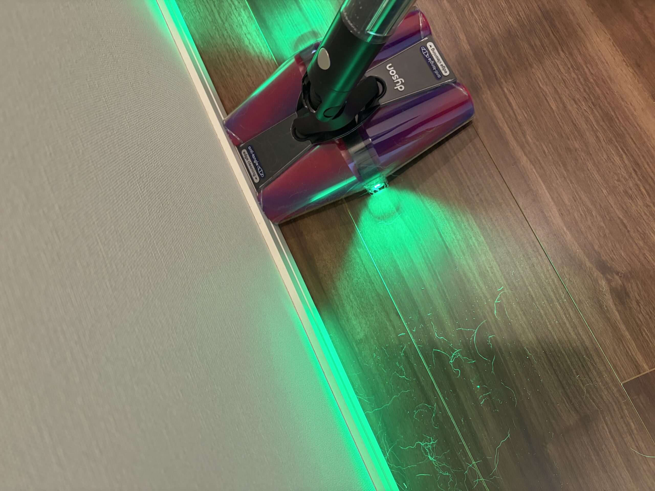 Dyson PencilVac グリーンLEDでゴミが見える